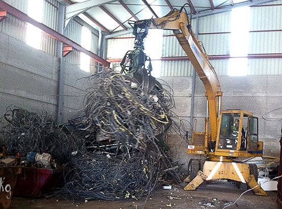 Hierros y Desguaces Cuenca S.L. vehículo recogiendo residuos de metal